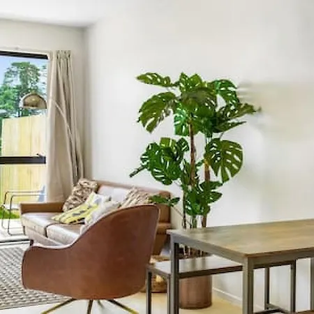 Urban Pulse Townhouse With Parking Apartment